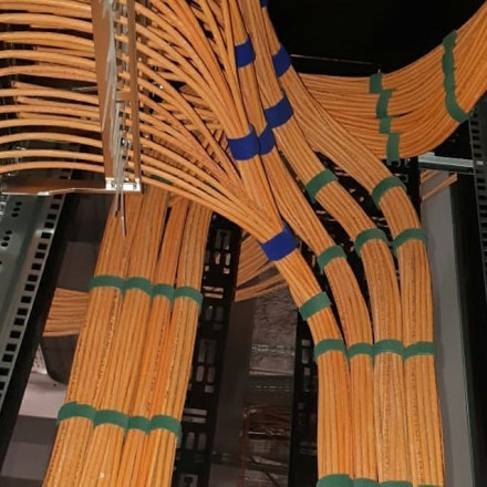 Каналы кабельные вертикальные перфорированные для организации кабелей в шкафах Hyperline серии CDV - фото 3