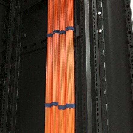 Hyperline CDV-150x9-22U-RAL9005 Перфорированный вертикальный кабельный организатор-лоток 150х9 мм, высотой 979 мм, для шкафа серии TTR, TTB, для шкафа высотой 22U, черный - фото 5
