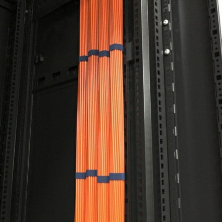 Hyperline CDV-150x9-47U-RAL9005 Перфорированный вертикальный кабельный организатор-лоток 150х9 мм, высотой 2090 мм, для шкафа серии TTR, TTB, для шкафа высотой 47U, черный - фото 5